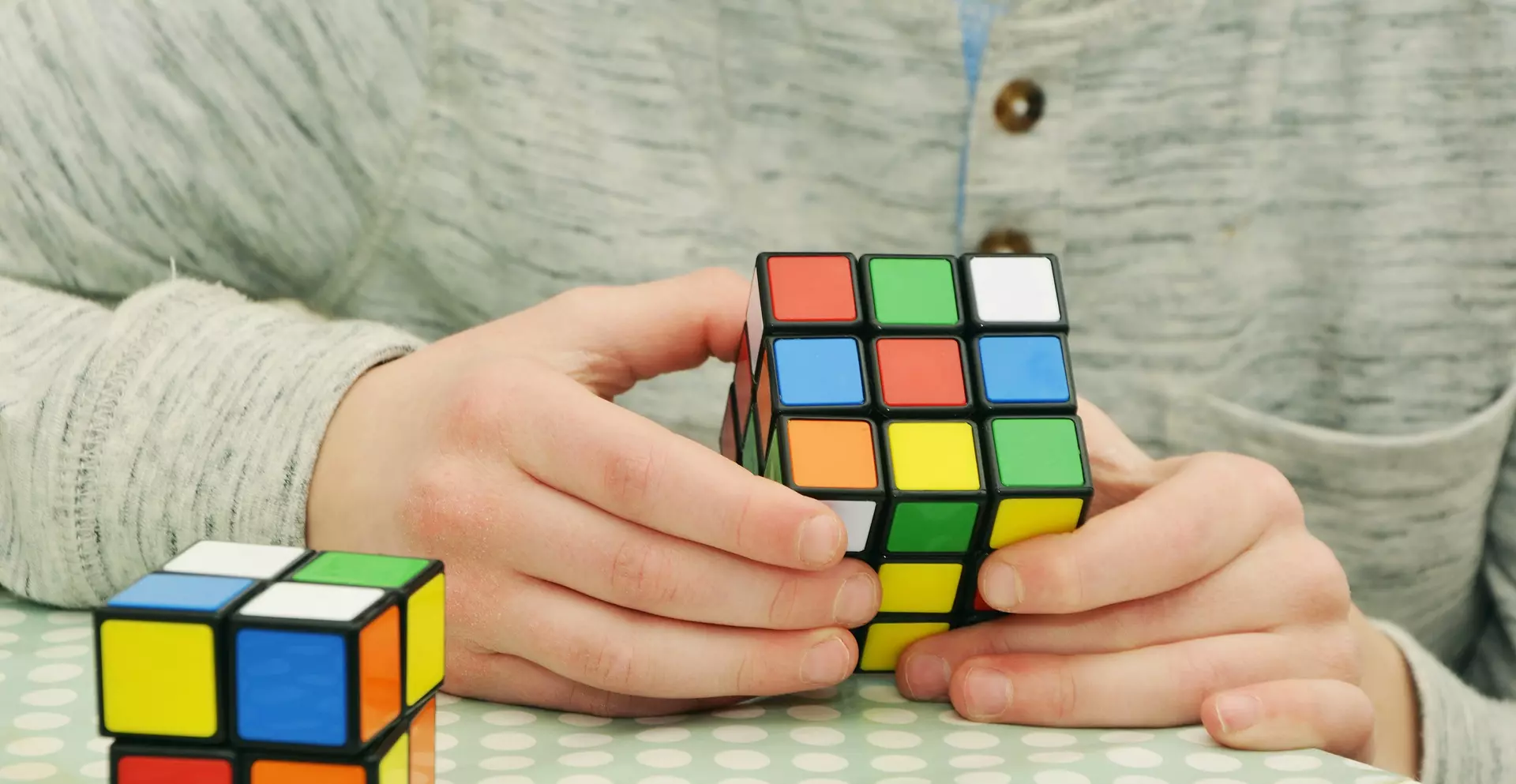Resolvemos el cubo Rubik gracias a OrCam MyEye 2.0 - OrCam Copy